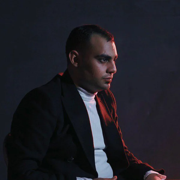 روح الله کرمی زیر پنج