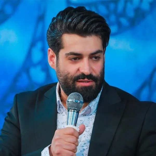 مهدی رعنایی زخمی سربلند هر بحرانیم ما کشور سربلند هر دورانیم ما پای علی الی الابد میمانیم